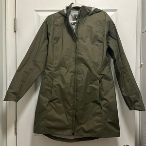 EUC Patagonia Women's Torrentshell 3L Rain Parka. Olive Green. Size Large